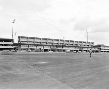 884998 Gezicht op de buitengevel van het verbouwde Stadion Galgenwaard (Herculesplein 331) te Utrecht.